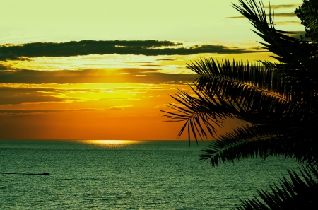 Beautifull tropical sunset at sea の写真素材