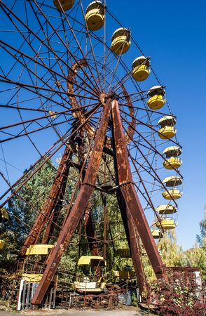 Abandoned rust ferris wheel in Chornobyl Zoneの写真素材