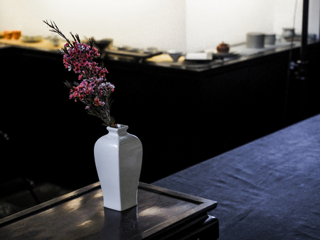white vase with pink flowers in itの写真素材