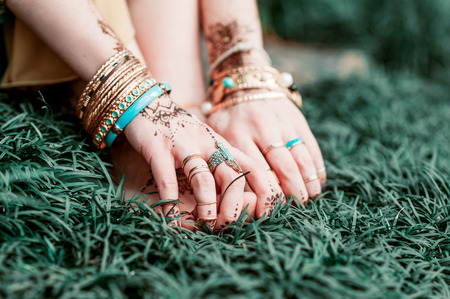 Indian hindu bride with mehendi heena on hand.の写真素材