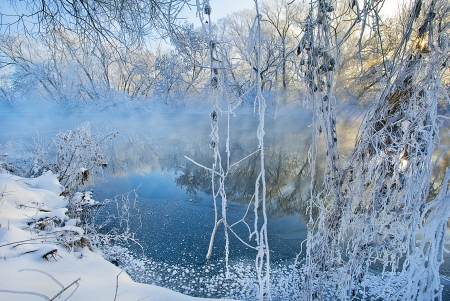 Frosty winter morning on the river の写真素材