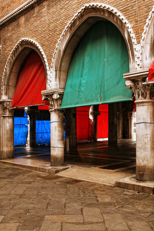 Detail of an entrance of the historic fish market in Veniceの写真素材