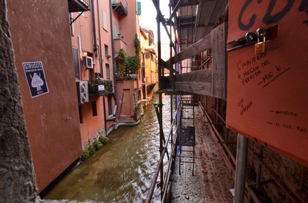 Bologna, Emilia Romagna, Italy. December 2018. The Rhine Canal runs between the houses giving a similar image to Venice. All tourists stop to admire it from the window overlooking the canal.のeditorial素材