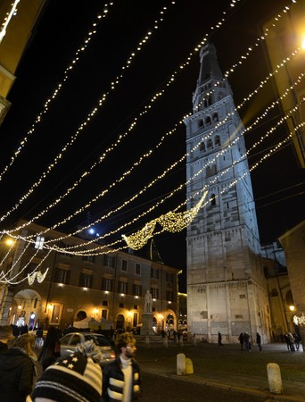 Modena, Emilia Romagna, Italy. December 2018. Night view of the Ghirlandina. Is the bell tower of the city: entering the historical center you immediately notice it. High 86 meters is slightly leaning.のeditorial素材
