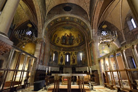 Modena, Emilia Romagna, Italy. December 2018. The magnificent interior of the cathedral. Precious details taken care of perfectly preserved.のeditorial素材