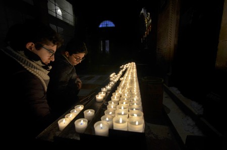 Modena, Emilia Romagna, Italy.december 2018. Votive candles at the cathedral. The faithful light a candle after making an offer.のeditorial素材