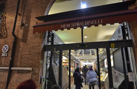 Modena, Emilia Romagna, Italy. December 2018. Night view of the Albinelli market entrance: the historical central market of the city.のeditorial素材