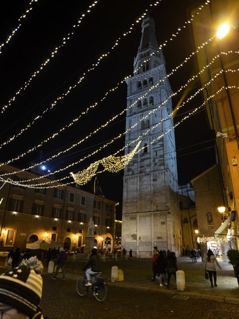Modena, Emilia Romagna, Italy. December 2018. Night view of the Ghirlandina. Is the bell tower of the city: entering the historical center you immediately notice it. High 86 meters is slightly leaning.のeditorial素材