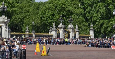 London, United Kingdom, June 2018. The ceremonial change of the guard leaves Birdcage Walk. People are crowded at the entrance to Buckingham Palace, awaiting the arrival of the gurdies.のeditorial素材