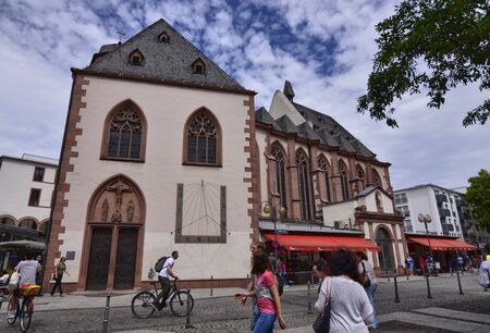 Frankfurt am Main, Germany. August 2019. The Liebfrauenberg-Brunnen square in the historic center is crowded with tourists and has a fountain in the middle. Blue sky with white clouds.のeditorial素材