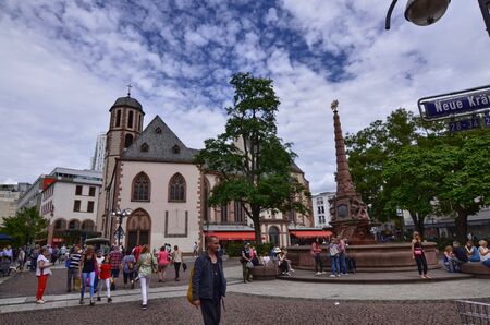 Frankfurt am Main, Germany. August 2019. The Liebfrauenberg-Brunnen square in the historic center is crowded with tourists and has a fountain in the middle. Blue sky with white clouds.のeditorial素材