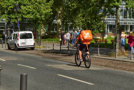 Francoforte sul meno,Germania. Agosto  2019. A worker from Lieferando, home delivery company for food and drink. It is easy to notice them: the showy orange duffel bag with the typical white logo.のeditorial素材