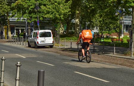 Francoforte sul meno,Germania. Agosto  2019. A worker from Lieferando, home delivery company for food and drink. It is easy to notice them: the showy orange duffel bag with the typical white logo.のeditorial素材
