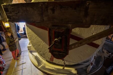 Zaanse Schans, Holland, August 2019.Northeast Amsterdam is a small community on the Zaan River.Visiting the inside of the mills we can see the millstone in action: the large round stones rotate slowlyのeditorial素材