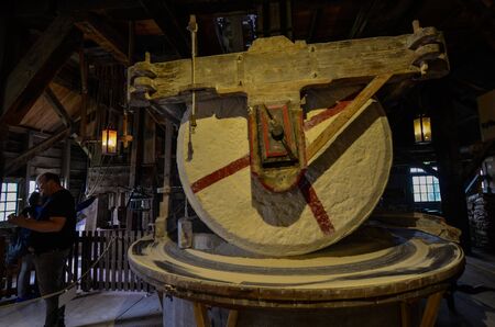 Zaanse Schans, Holland, August 2019.Northeast Amsterdam is a small community on the Zaan River.Visiting the inside of the mills we can see the millstone in action: the large round stones rotate slowlyのeditorial素材