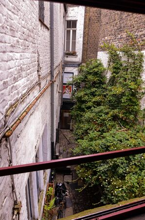 Bruges, flanders, Belgium. August 2019. View on the skimpy alley that leads to the historic de garre brewery: cobbled street and brick walls. We are in the heart of the historic center.のeditorial素材