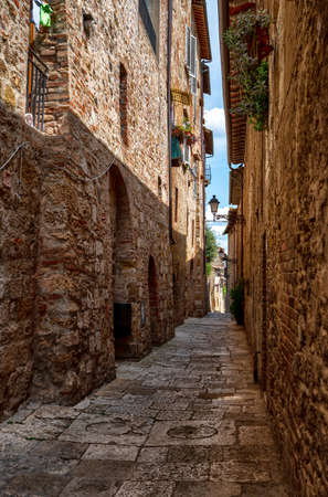 Colle dColle di Val d'Elsa, Tuscany, Italy. August 2020. Photo in an alley in the historic center: enchanting glimpses of medieval times full of charm.の写真素材