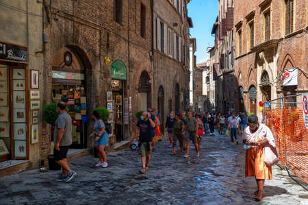 Siena, Tuscany, Italy. August 2020. View of a street in the historic center crowded with people.のeditorial素材