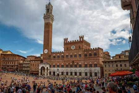 Siena, Tuscany, Italy. August 2020. View of Piazza del Campo, the Torre del Mangia is evidently the municipal civic tower. People in the square.のeditorial素材