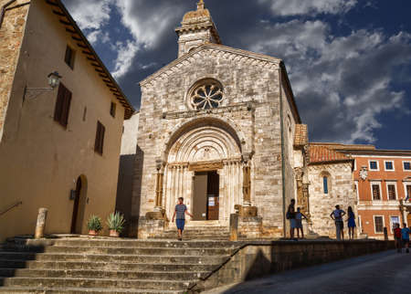 San Quirico d'Orcia, Tuscany, Italy. August 2020. The Collegiate Church of San Quirico d'Orcia. Tourists.のeditorial素材
