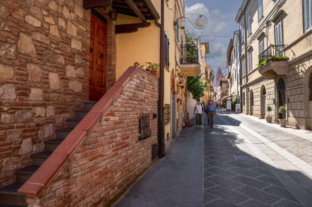 Castiglione del lago Trasimeno, Umbria, Italy. August 2020. The alleys of the historic center have several cafes, restaurants and specialty food shops. Touristsのeditorial素材