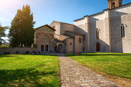 Perugia, Umbria, Italy. August 2021. Three-quarter view of the church of San Francesco al Prato. People gather on the lawn and stop for a break.のeditorial素材
