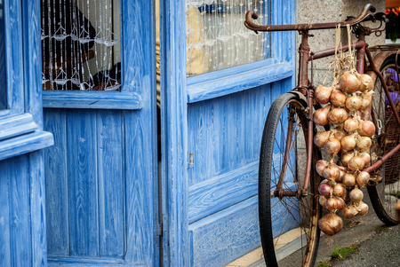 Bicycle with pink onion braid of Roscoff.の写真素材