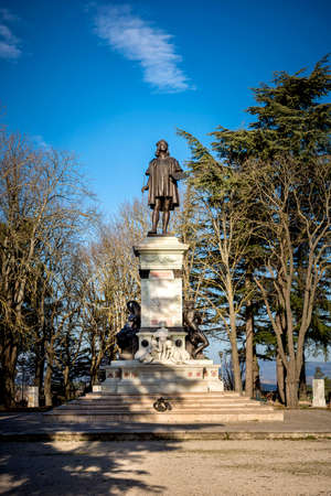 Monumento a Raffaello, Piazzale Roma, Urbino, Italyのeditorial素材