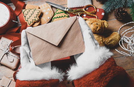 Santa Claus got a Christmas letter on wooden backgroundの写真素材