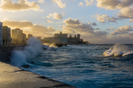 Heavy swell in the Havana seafrontの写真素材