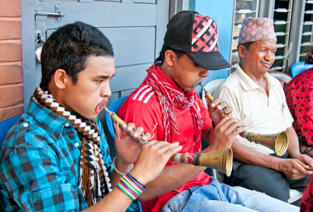 POKHARA, NEPAL-MAY 25. 2013: An unidentified Nepalese street musicians play brass trumpet May 25, 2013 in Pokhara, Nepal. Pokhara is located about 210 km nort-west of Kathmandu.のeditorial素材