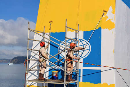 Tacoma, WA, USA, October, 23-25, 2019. MV Egyptian Mike. Repainting the ship's funnel and drawing the logo of the shipowner with members of the ship's crew.のeditorial素材