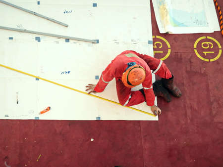 Tacoma, WA, USA, October, 23-25, 2019. MV Egyptian Mike. Repainting the ship's funnel and drawing the logo of the shipowner with members of the ship's crew.のeditorial素材