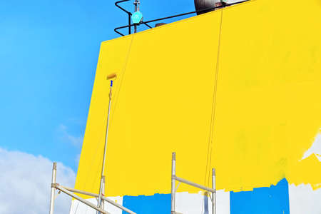 Tacoma, WA, USA, October, 23-25, 2019. MV Egyptian Mike. Repainting the ship's funnel and drawing the logo of the shipowner with members of the ship's crew.のeditorial素材