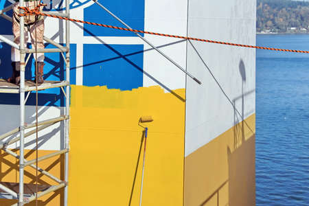 Tacoma, WA, USA, October, 23-25, 2019. MV Egyptian Mike. Repainting the ship's funnel and drawing the logo of the shipowner with members of the ship's crew.のeditorial素材