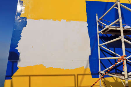 Tacoma, WA, USA, October, 23-25, 2019. MV Egyptian Mike. Repainting the ship's funnel and drawing the logo of the shipowner with members of the ship's crew.のeditorial素材