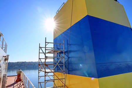 Tacoma, WA, USA, October, 23-25, 2019. MV Egyptian Mike. Repainting the ship's funnel and drawing the logo of the shipowner with members of the ship's crew.のeditorial素材