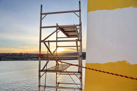 Tacoma, WA, USA, October, 23-25, 2019. MV Egyptian Mike. Repainting the ship's funnel and drawing the logo of the shipowner with members of the ship's crew.のeditorial素材