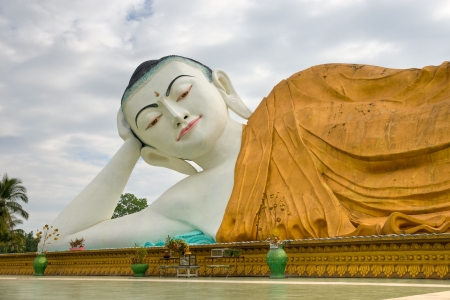 Giant sleeping Buddha  100 mt  , Bago, myanmar の写真素材