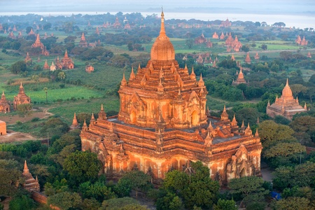 View of the Plain of Bagan from the Hot Air Balloon at sunrise, with the Htilominlo Pahto, Myanmar.
の写真素材