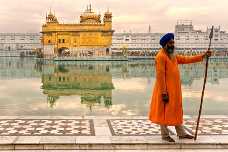 AMRITSAR, INDIA - DECEMBER 17  Sikh pilgrims in the Golden Temple during celebration day in December 17, 2007 in Amritsar, Punjab, India  Harmandir Sahib is the holiest pilgrim site for the Sikhsのeditorial素材