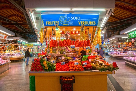 BARCELONA, SPAIN - DECEMBER 20: Tourists shop in famous La Boqueria market on December 20, 2011 in Barcelona, Spain. One of the oldest markets in Europe that still exist. Established 1217.のeditorial素材
