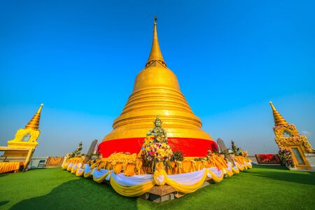 Bangkok buddhist Temple complex, Golden Mountain, Wat Ratchanatdram and Loha Prasat.  Bangkok, Thailandia.の写真素材