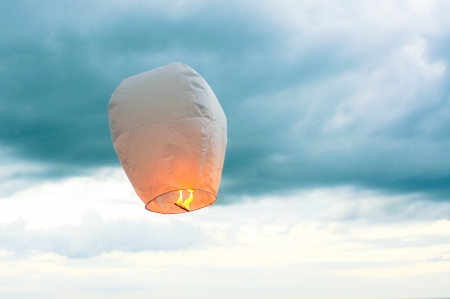 An image of hot air balloon over the seaの写真素材