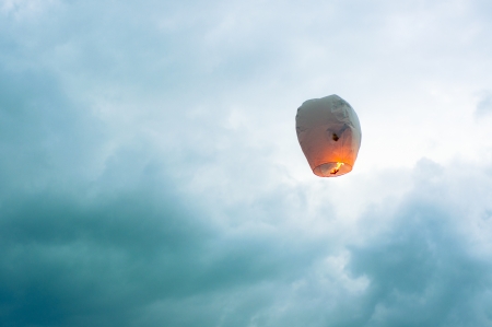An image of hot air balloon over the seaの写真素材