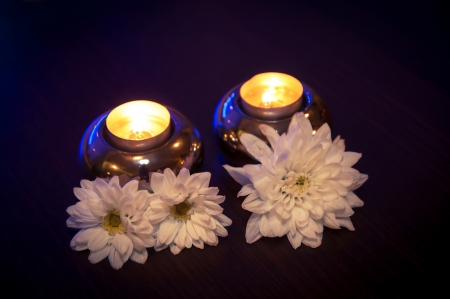 An image of White flowers and candles on the tableの写真素材