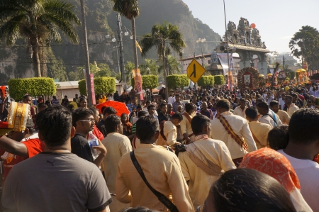 KUALA LUMPUR - JAN 27: devotees walk towards to Murugan temple at Batu Cave, near Kuala Lumpur, Malaysia during Thaipusam festival on Sunday, January 27, 2013.のeditorial素材