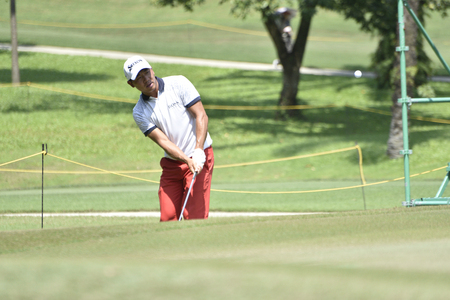 SUBANG, MALAYSIA - FEB 10: Wu Ashun of China make a putt during Maybank Championship 2017 at Saujana Golf and Country Club, Subang, Malaysia on February 10, 2017.のeditorial素材