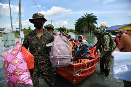 SEPANG - DECEMBER 20th : The members of Fire and Rescue Department of Malaysia evacuated the flood victims at RTB Bukit Changgang, Dengkil, Sepang on December 20th, 2021.のeditorial素材