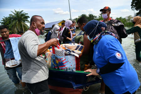 SEPANG - DECEMBER 20th : The members of Fire and Rescue Department of Malaysia evacuated the flood victims at RTB Bukit Changgang, Dengkil, Sepang on December 20th, 2021.のeditorial素材